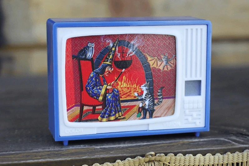 Kocour v botách - klikací TV (retro hračka)