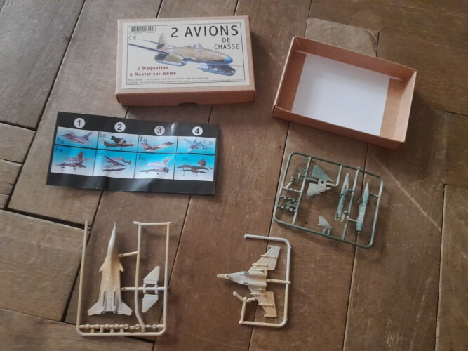 Dvě stíhací letadla - model