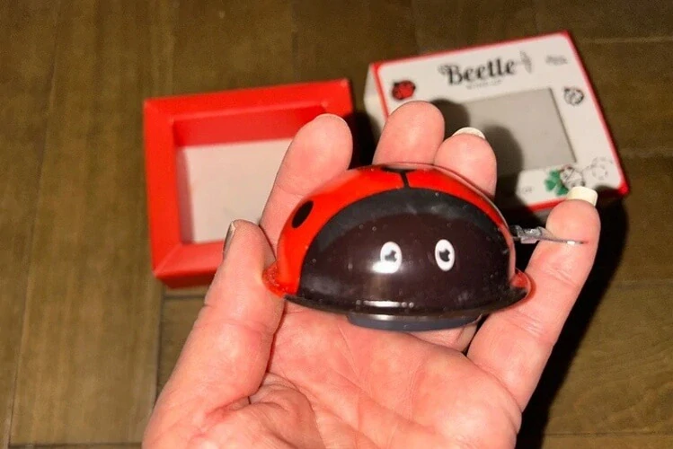 Plechová beruška na klíček