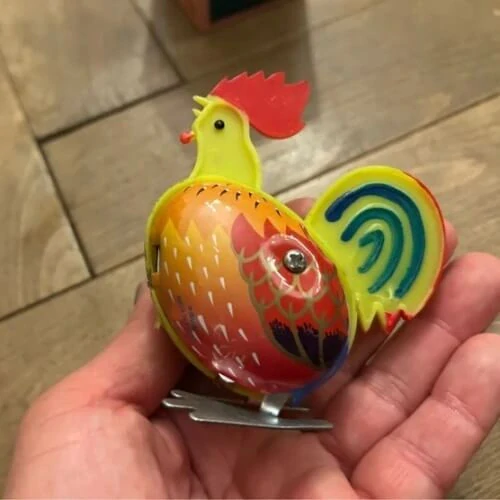 Plechový kohoutek na klíček - s plastovým zobáčkem a ocáskem