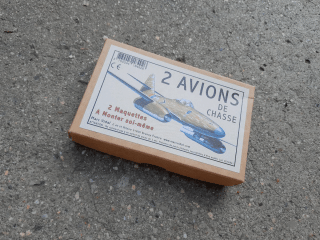 Dvě stíhací letadla - model